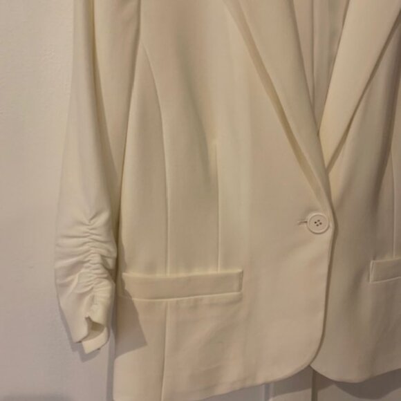 Eliza J Off-White Ruched Sleeve Blazer - Picture 2 of 4